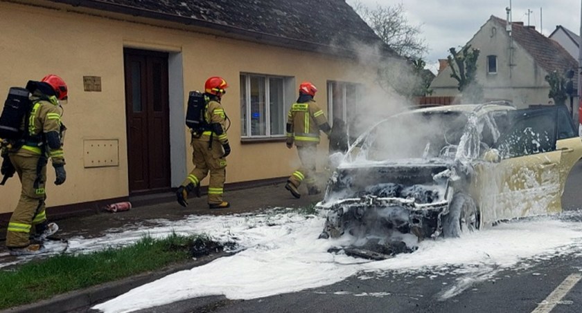Pożar samochodu na DW 193 w Margoninie (Fot. JRG Chodzież)