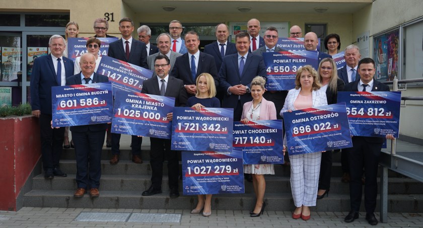 Samorządowcy otrzymali symboliczne czeki z Rządowego Funduszu Rozwoju Dróg (Fot. WUW)