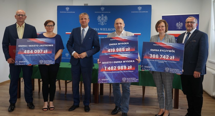 Samorządowcy z symbolicznymi czekami z RFRD (Fot. WUW)