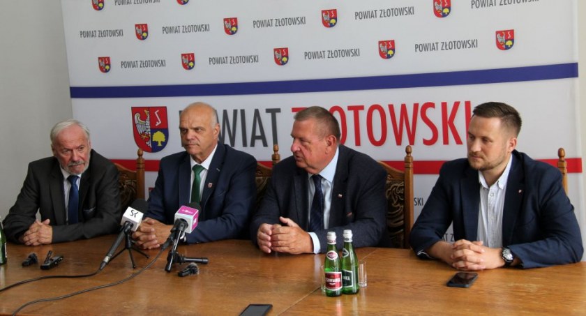Konferencja prasowa samorządowców z udziałem posła Krzysztofa Czarneckiego i radnego wojewódzkiego Adama Bogrycewicza (Fot. Starostwo Powiatowe w Złotowie)