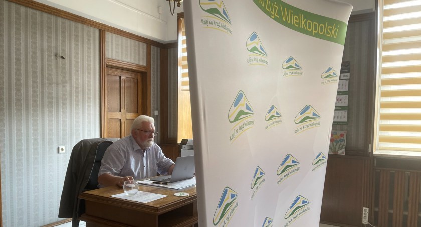 Tak wygląda gabinet burmistrza Krzyża Wlkp. gdy trzeba zrobić miejsce na ślub czy inną uroczystość