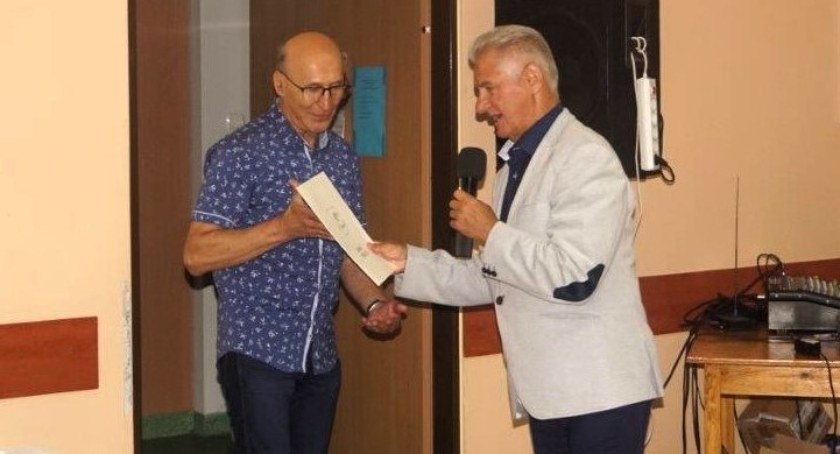 Zastępca burmistrza Wielenia Jan Graczyk złożył podziękowanie przewodniczącemu GKRPA Grzegorzowi Dębskiemu (Fot. UM Wieleń