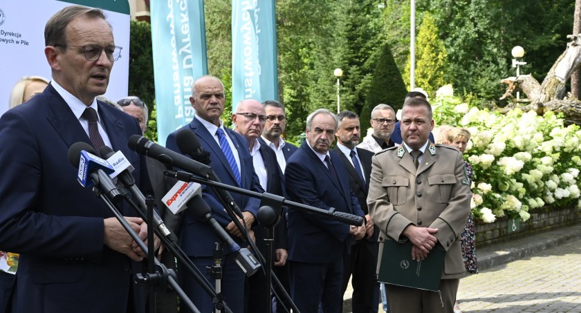 Samorządowcy odebrali promesy z rąk wiceministra Edwarda Siarki