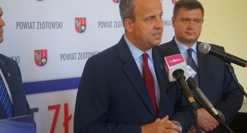 W czwartek w Złotowie wojewoda Michał Zieliński podpisał umowy z ośmioma samorządami (Fot. WUW)