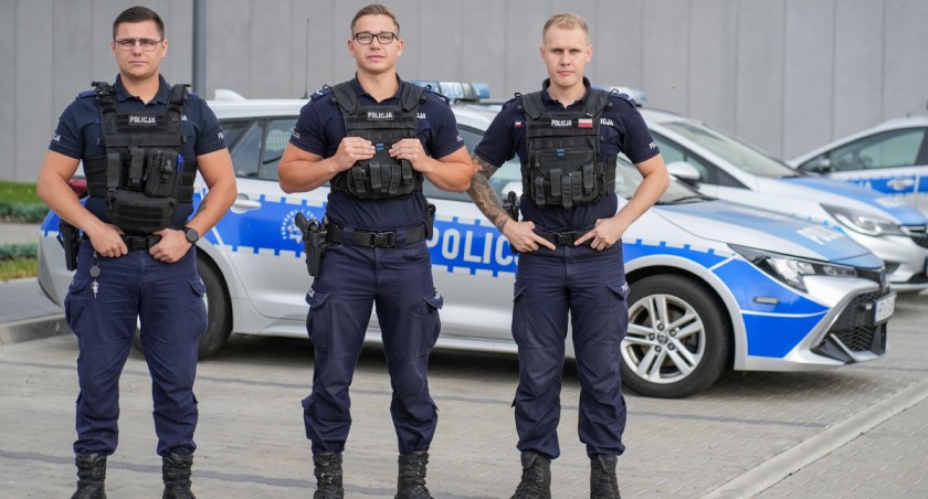 Policjanci, którzy pomogli uratować życie 44-letniej pilance (fot. KPP Piła)