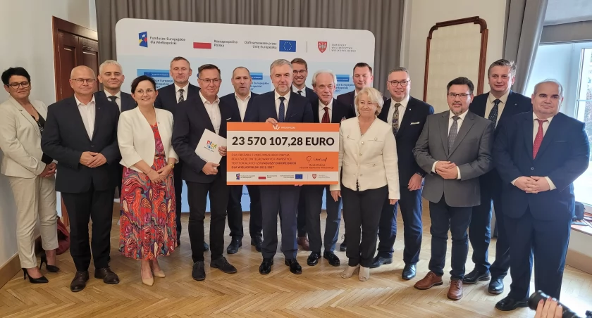 Marszałek Marek Woźniak i samorządowcy z POSI (Fot. UM Piła)