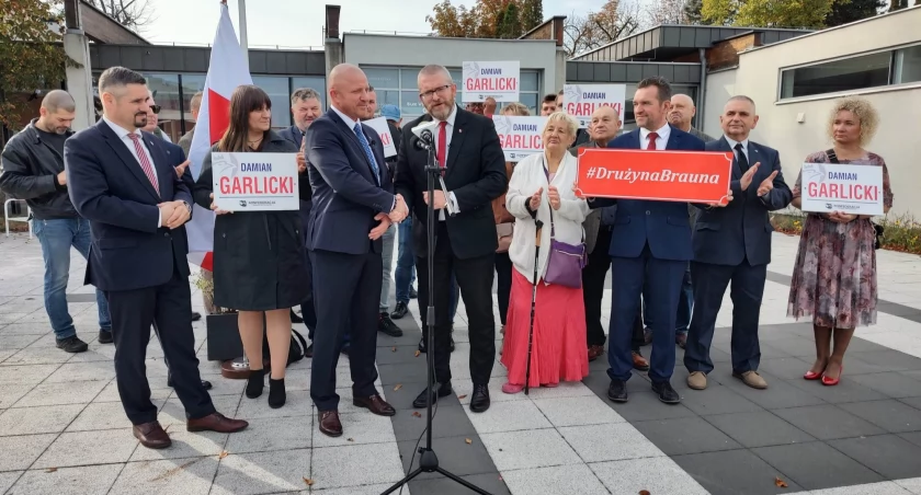 Drużyna Brauna wsparła w Pile Damiana Garlickiego, kandydata nr 2 na liście Konfederacji (Fot. Agnieszka Świderska)