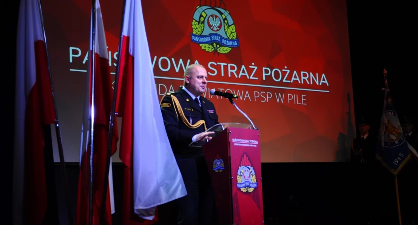 Ze służbą i fotelem komendanta pożegnał się st. bryg. Jarosław Kołak, komendant powiatowy PSP w Pile (Fot. KP PSP Piła)