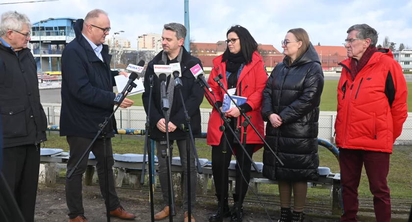 Konferencja prasowa starosty Eligiusza Komarowskiego na stadionie żużlowym (Fot. Agnieszka Świderska)