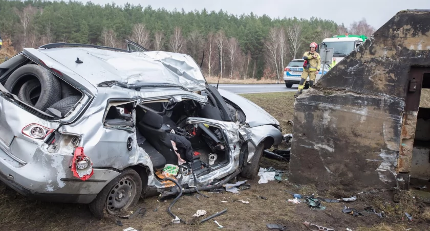 Fot. Wypadek na trasie Piła-Skórka. Ofiary zmarły w szpitalu (Fot. KP PSP Piła)