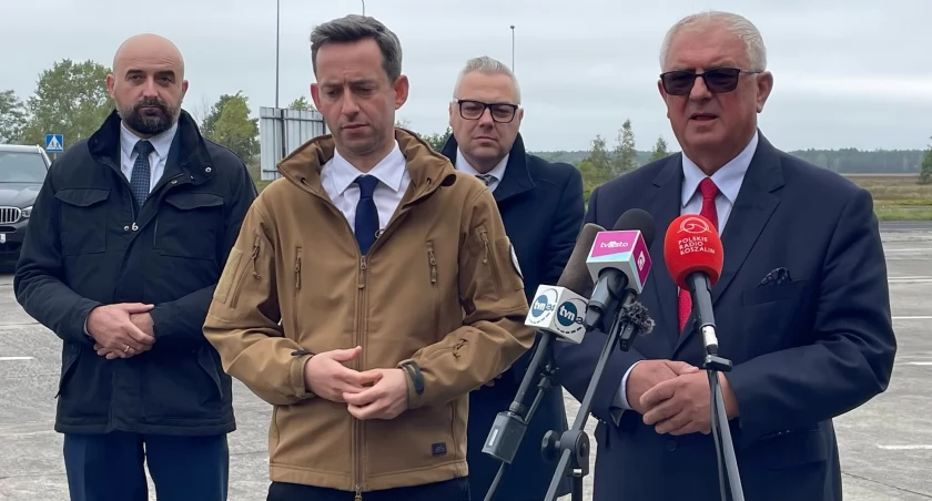 Od lewej: Grzegorz Płachta, Marcin Ociepa, Tomasz Słoboda i Grzegorz Piechowiak podczas konferencji w październiku 2023 roku w Pile/ fot. PiłaOnline