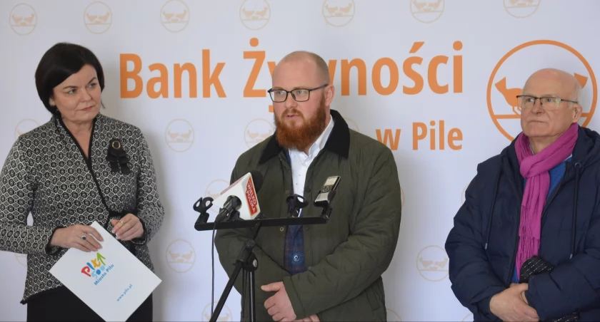  Emil Żerebiło, zastępca dyrektora Pilskiego Banku Żywności, ogłosił początek świątecznej zbiórki już w nowym, pustym jeszcze wtedy magazynie (Fot. Pilski Bank Żywności)