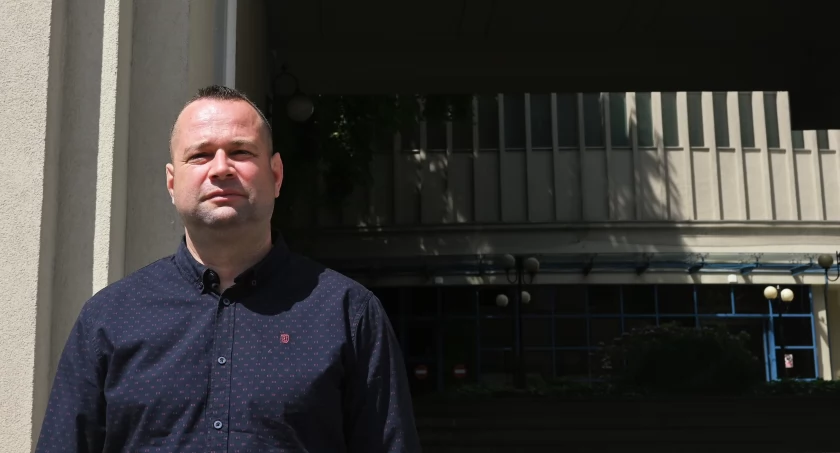 Robert Kolasa, niesłusznie aresztowany policjant z Trzcianki, przed gmachem Sądu Okręgowego w Poznaniu (Fot. Agnieszka Świderska)