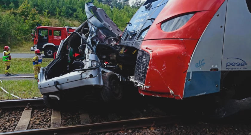 Śmiertelny wypadek na przejeździe kolejowym przy ulicy Wawelskiej w Pile (Fot. KP PSP Piła, KPP Piła)