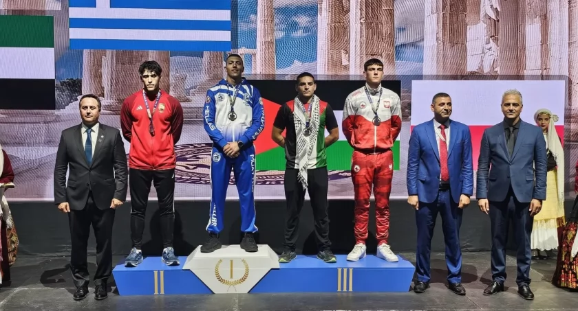 Miłosz Bogucki na podium Mistrzostw Świata (Fot. Polski Związek Muaythai)