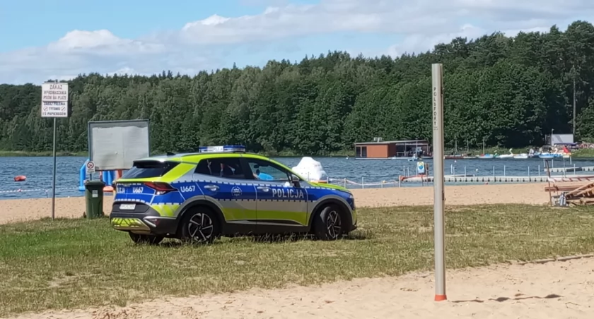 Teren kąpieliska na Płotkach, na którym znaleziono pocisk, zabezpiecza policja (Fot. PilaOnline.pl)