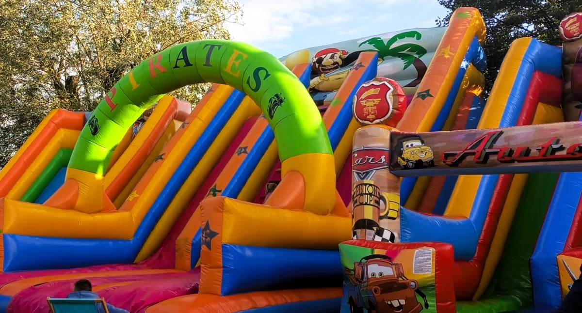 Fabryka Radości zapewnia nie tylko dmuchane atrakcje, ale również najlepszych animatorów dla dzieci (Fot. Fabryka Radości)