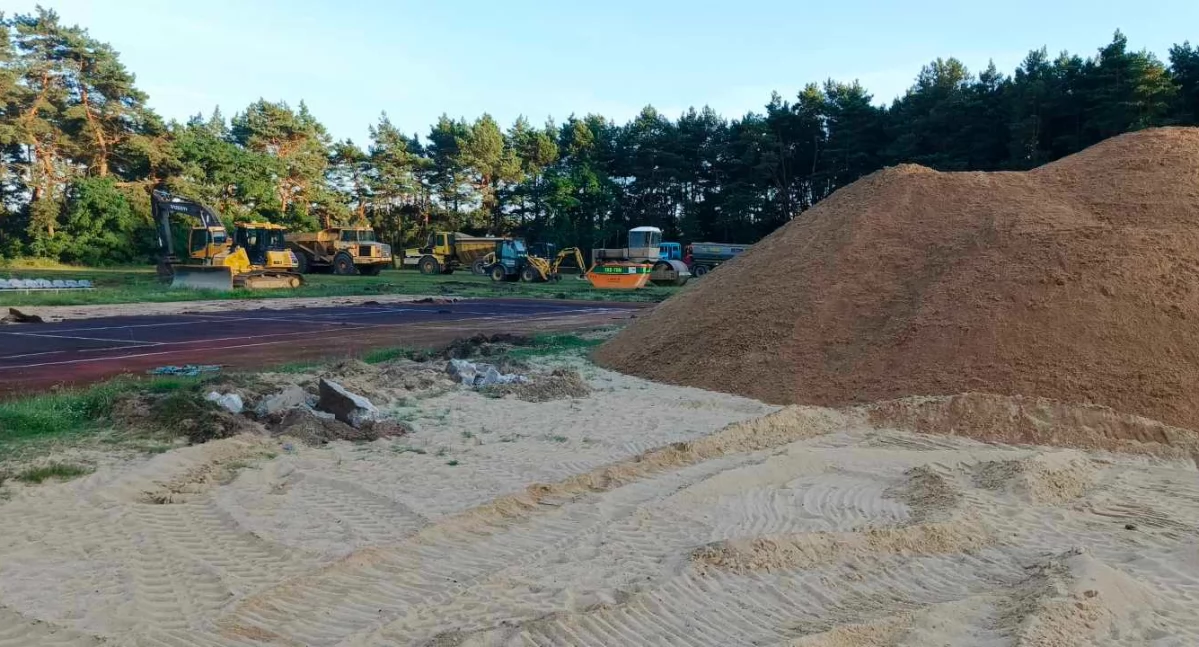 Na placu budowy boiska na Górnym pojawił się ciężki sprzęt (Fot. PiłaOnline.pl)