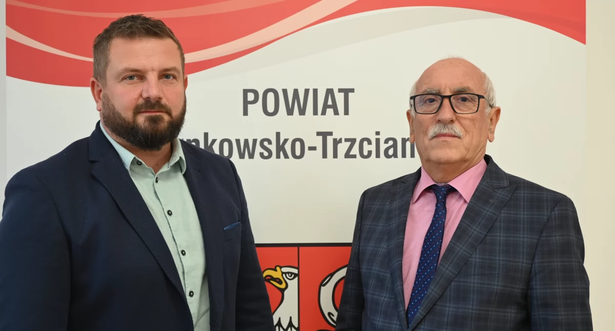 Marcin Polcyn, nowy dyrektor Zarządu Dróg Powiatowych w Czarnkowie i Grzegorz Bogacz, starosta czarnkowsko-trzcianecki