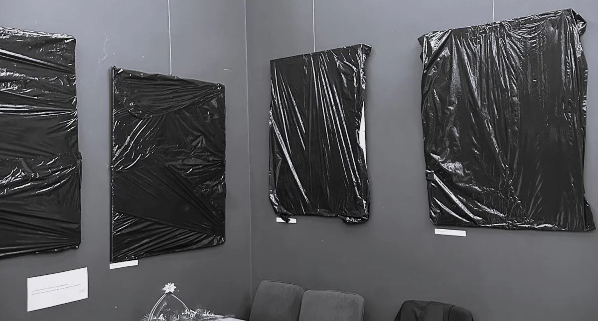 Obrazy na wystawie w WCK zostały zasłonięte czarną folią/ fot. WCK