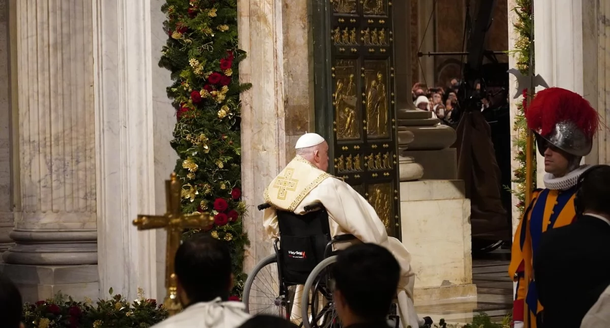 Jubileusz zainaugurowało otwarcie Drzwi Świętych przez papieża Franciszka w bazylice watykańskiej (Fot. FB Iubilaeum25) 