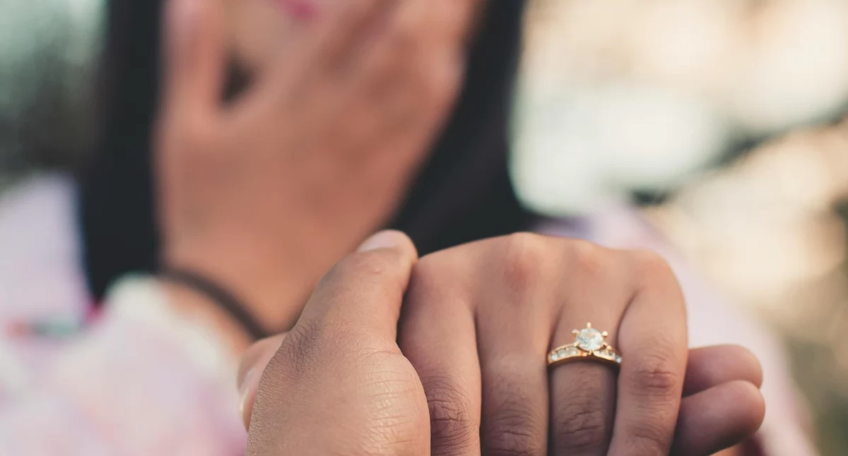 Podczas świąt wiele par decyduje się na zaręczyny (Fot. pexels.com)