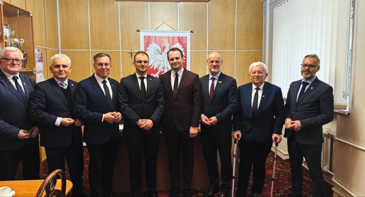 Wójt Dawid Tatera odebrał gratulacje od posłów i władz powiatu (Fot. Starostwo Powiatowe w Pile)
