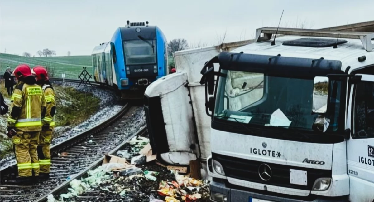 Do wypadku doszło na przejeździe kolejowym w Szydłowie (Fot. KPP Piła)