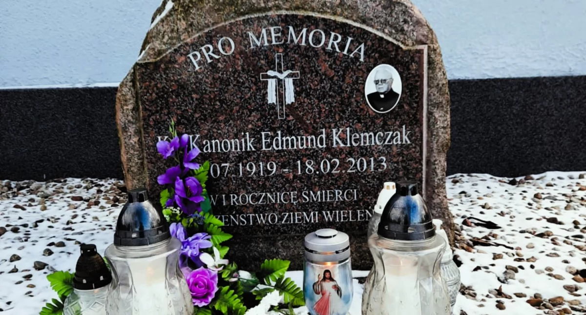 W rocznicę śmierci ks. Edmunda Klemczaka pod tablicą pamiątkową zapalane są znicze i składane wiązanki kwiatów (Fot. UM Wieleń)