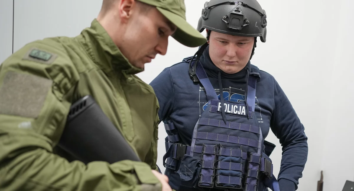 Mikołaj razem z mamą zwiedził pilską komendę {Fot. KPP Piła)