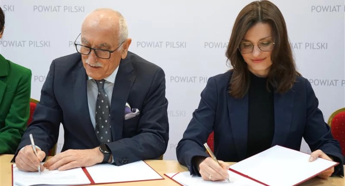 Wojewoda Agata Sobczyk podpisała umowy najpierw w Pile, później w Wągrowcu (Fot. Rafał Król/WUW)