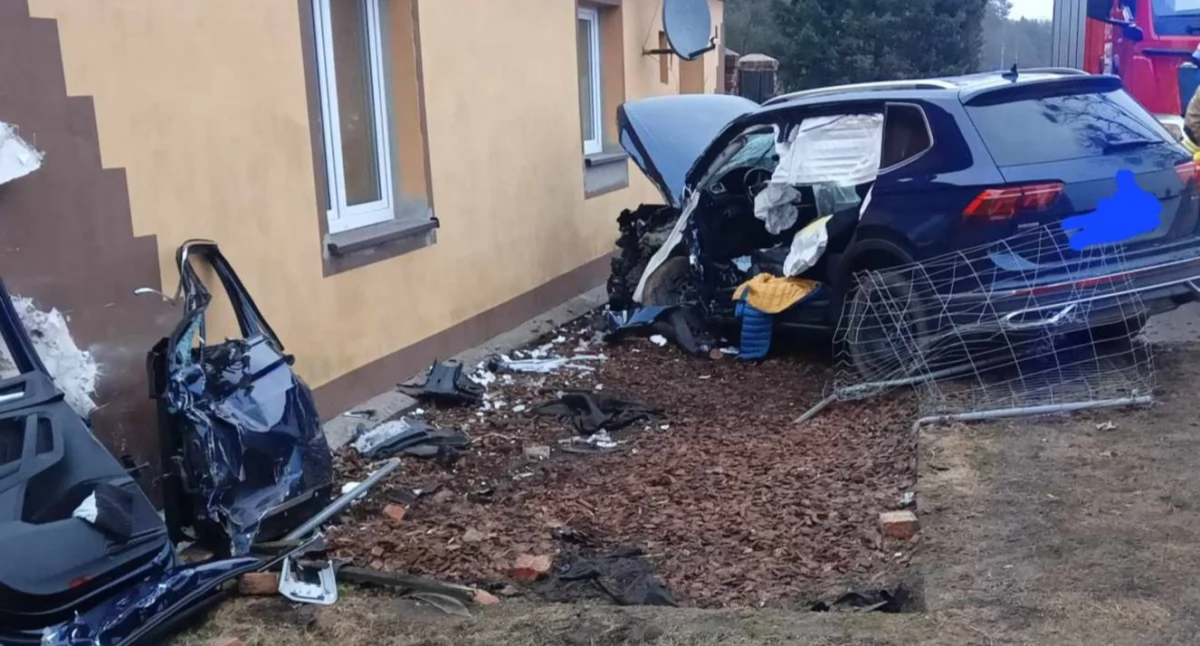 2 marca nietrzeźwy kierowca wjechał w dom w Gajewie (Fot. OSP Jędrzejewo)