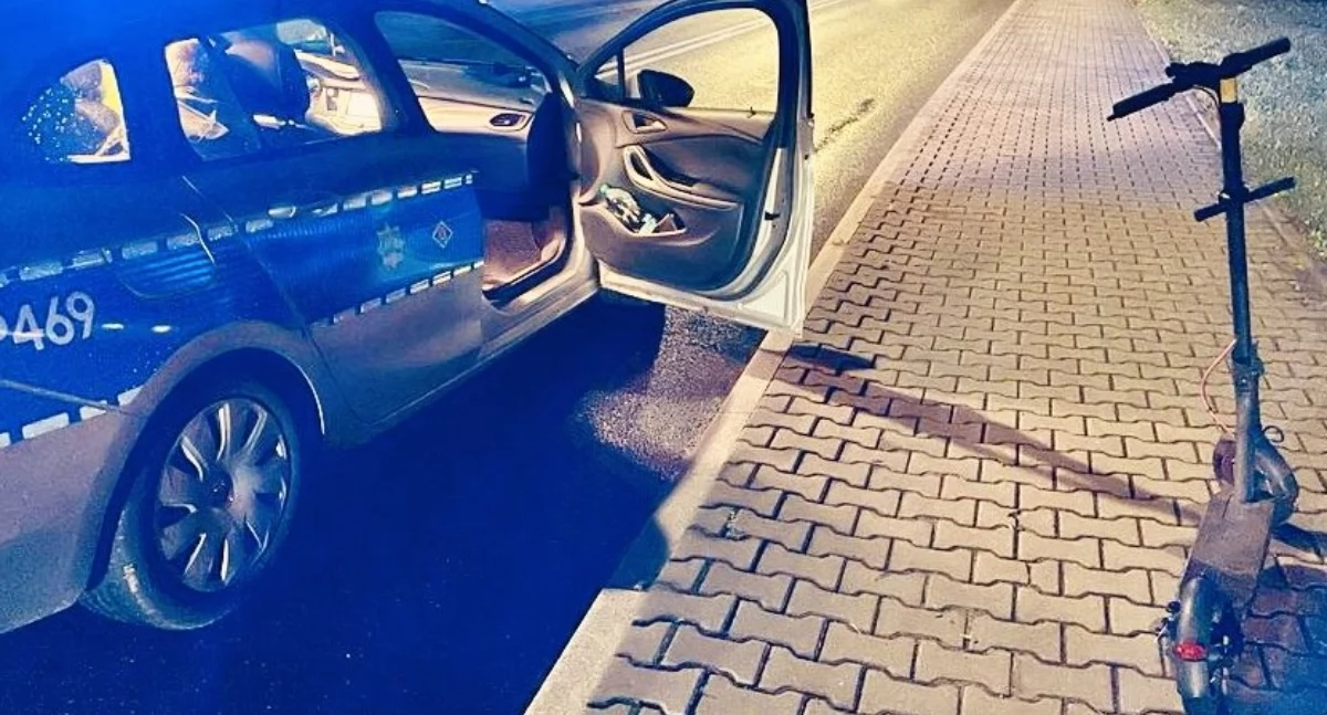 Złotowska policja zatrzymała dwóch mieszkańców Złotowa, którzy jechali hulajnogą po pijanemu (Fot. KPP Złotów)