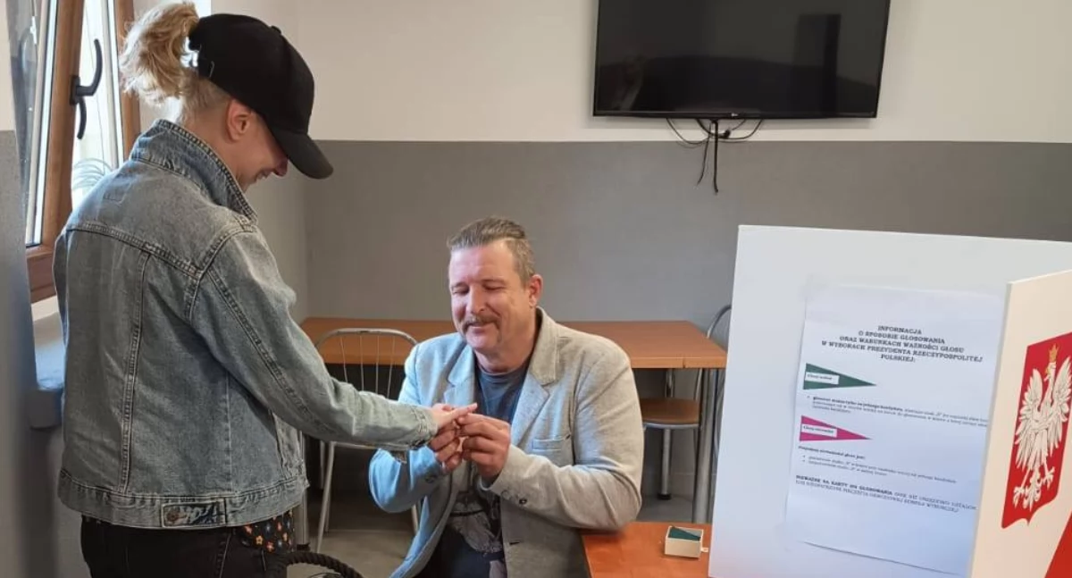 Wyjątkowe oświadczyny w lokalu wyborczym w Krępsku (Fot. FB Gmina Szydłowo)
