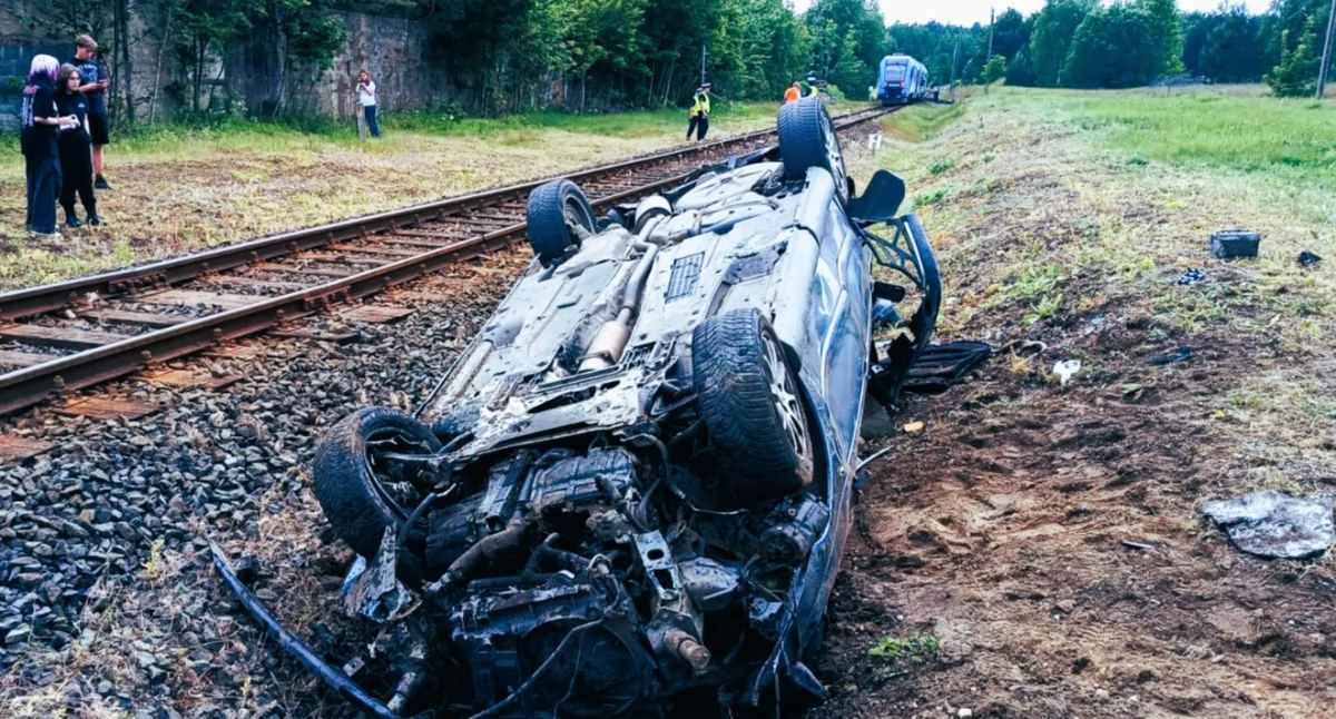 Do zdarzenia citroena z szynobusem doszło na przejeździe kolejowym pomiędzy Cykiem a Dolaszewem (Fot. KPP Piła)