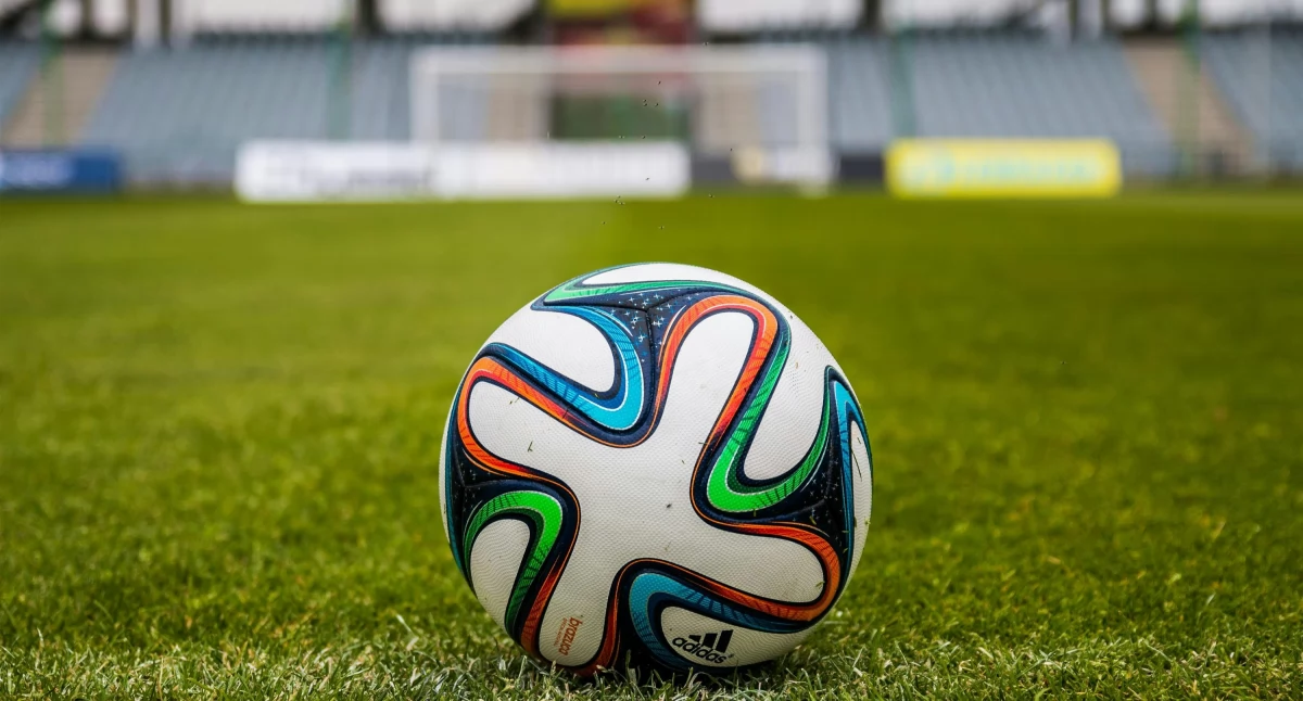 Pierwszy gwizdek na stadionie przy Żeromskiego o godz. 12.00. (Fot. pixabay)