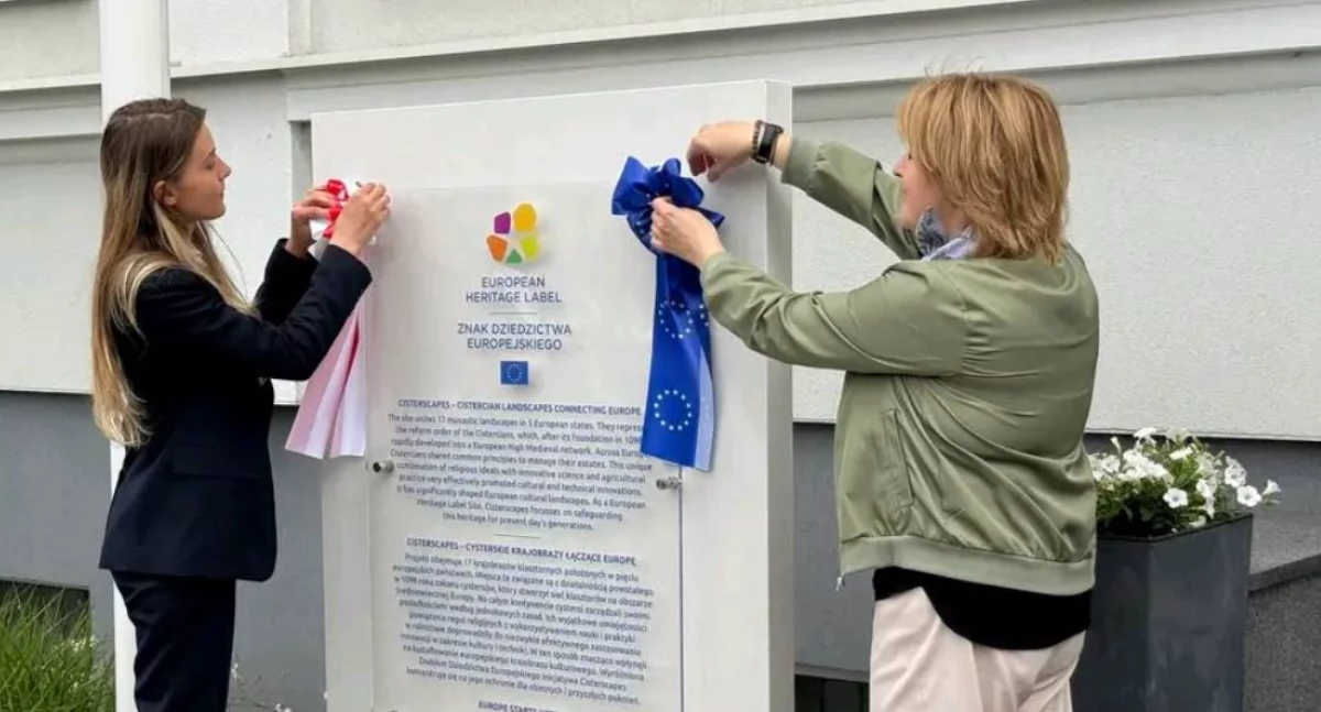 Odsłonięcie tablicy przez wójt Gminy Wągrowiec Małgorzatę Chmielarz oraz Alexandrę Baier, koordynatorkę Europejskiego Znaku Dziedzictwa Kulturowego (Fot. UG Wągrowiec)