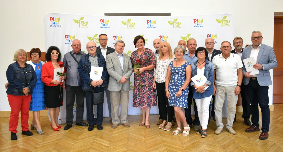Prezydent Piły Beata Dudzińska podpisała umowy z przedstawicielami Rodzinnych Ogrodów Działkowych na wsparcie inwestycji (Fot. UM Piła)