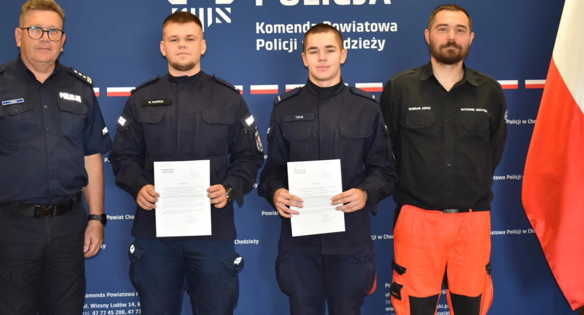 St. post. Nikodem Piasecki oraz st. post. Alan Woźniak w ostatniej chwili uratowali 34-letniego mężczyznę (Fot. KPP Chodzież)