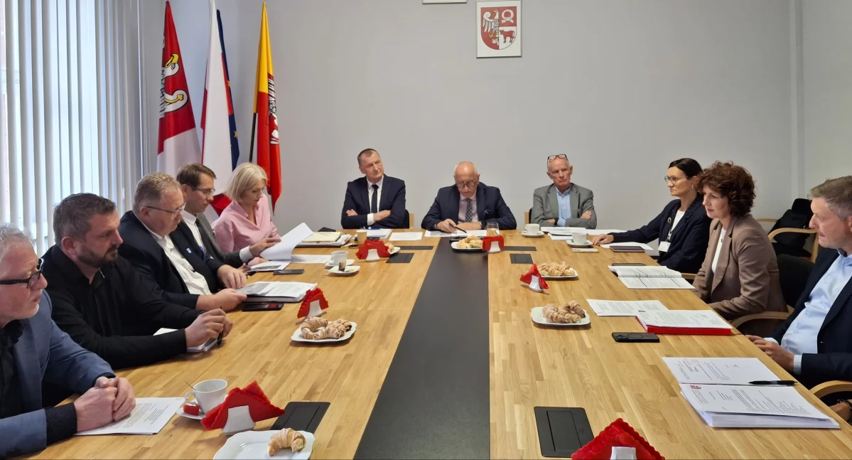 W Czarnkowie odbyło się kolejne spotkanie w ramach współpracy samorządu powiatowego z gminami (Fot. Starostwo Powiatowe w Czarnkowie)