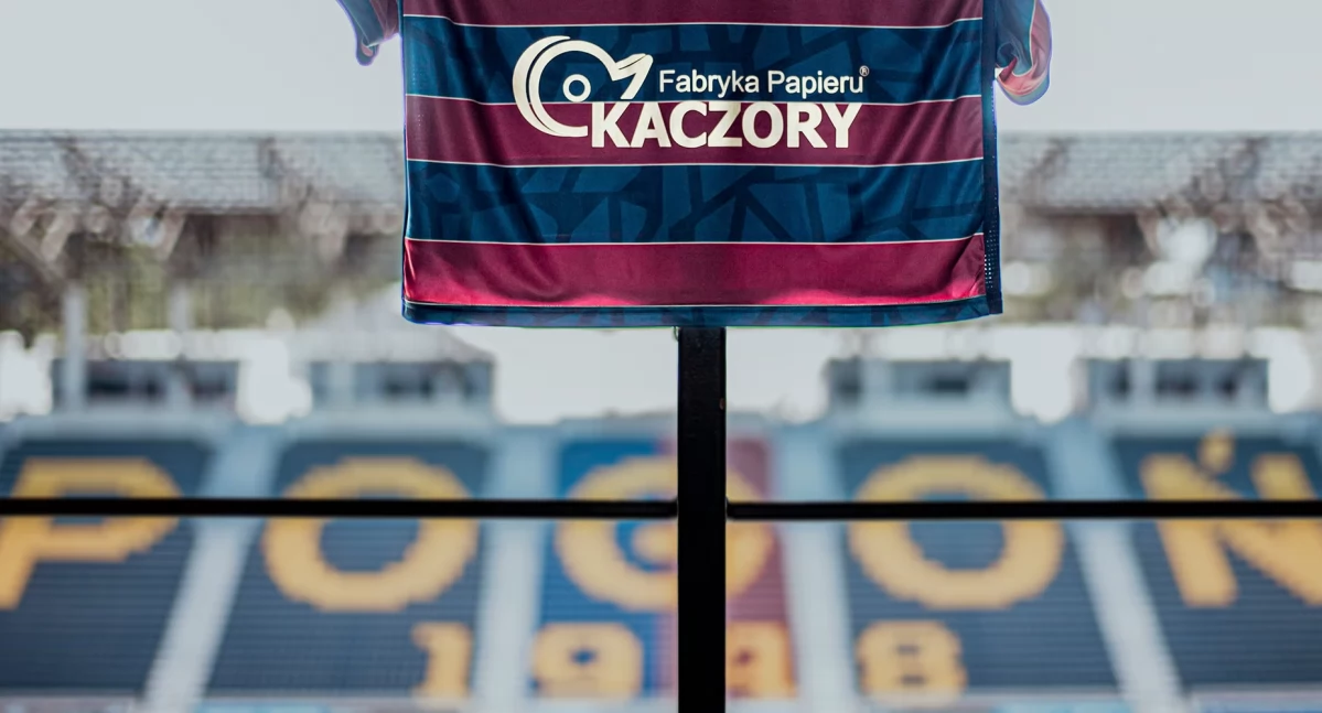 W sierpniu Fabryka Papieru Kaczory stała się Partnerem Wiodącym klubu ze Szczecina, a jej logo pojawiło się m.in. na koszulkach (Fot. Pogoń Szczecin)