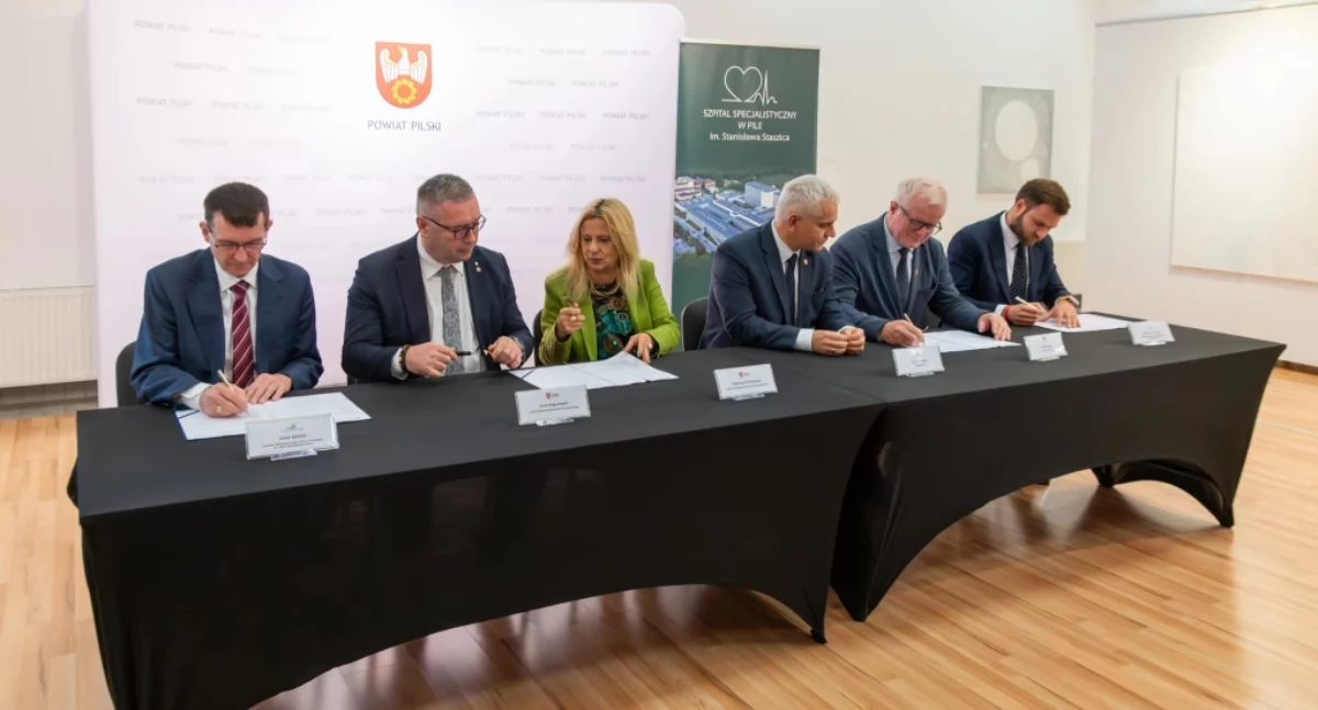Uroczyste podpisanie listu intencyjnego współpracy na rzecz rozwoju opieki onkologicznej w Północnej Wielkopolsce (Fot. Starostwo Powiatowe w Pile)