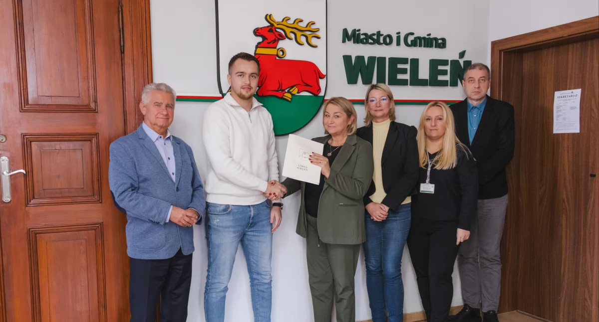 Inwestycje, Podpisanie umowy remont Pomnika Wdzięczności Wieleniu - zdjęcie, fotografia