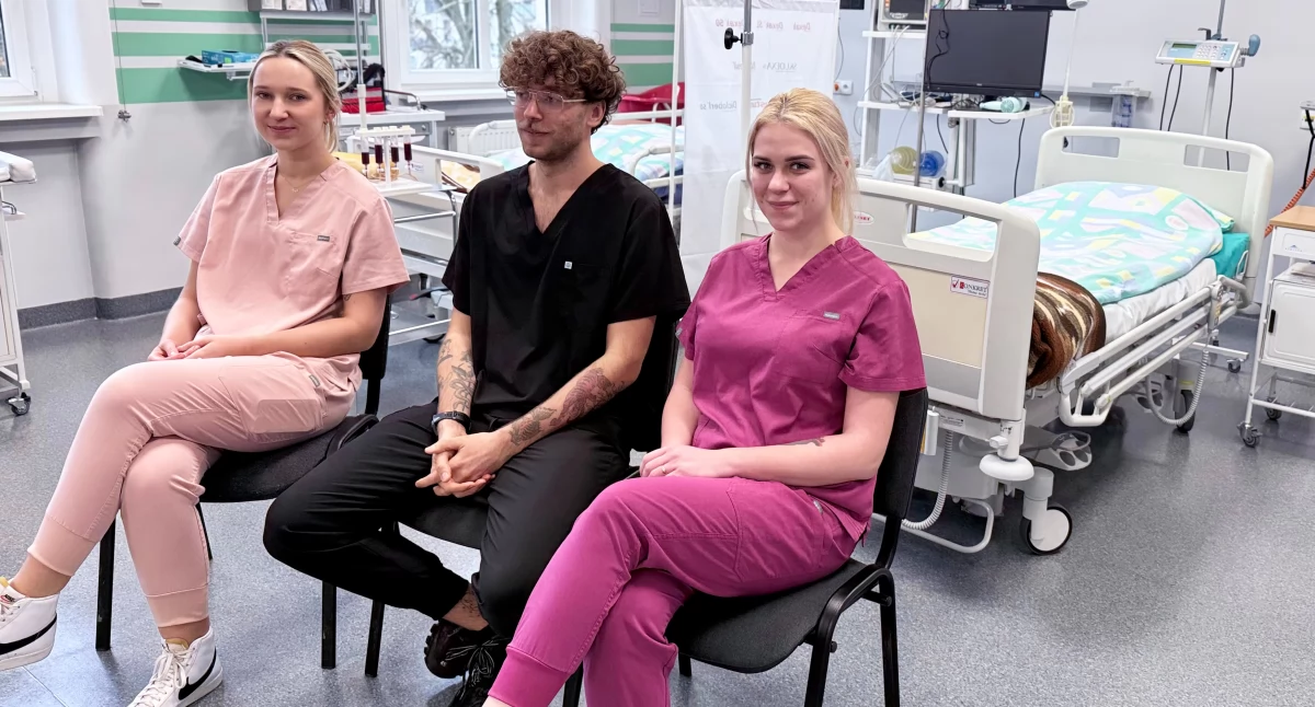 Studenckie Koło Naukowe Innowacji Pielęgniarskich prowadzi warsztaty z zakresu samobadania (Fot. ANS)