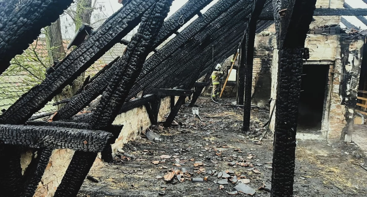 Pożar całkowicie zniszczył dach i poddasze jednorodzinnego budynku (Fot. FB OSP Jędrzejewo)