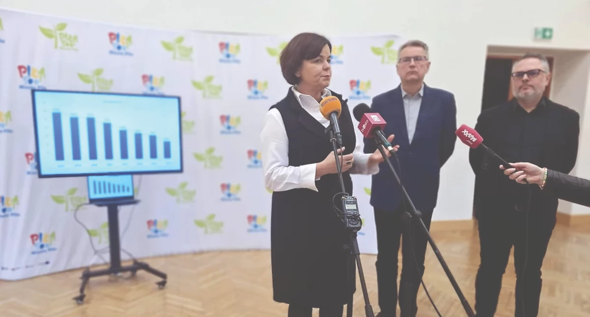 Prezydent Beata Dudzińska, zastępca prezydenta Paweł Jarczak i dyrektor Wydziału Oświaty Sebastian Dzikowski na konferencji poświęconej zmianom w oświacie/Fot. UM Piła