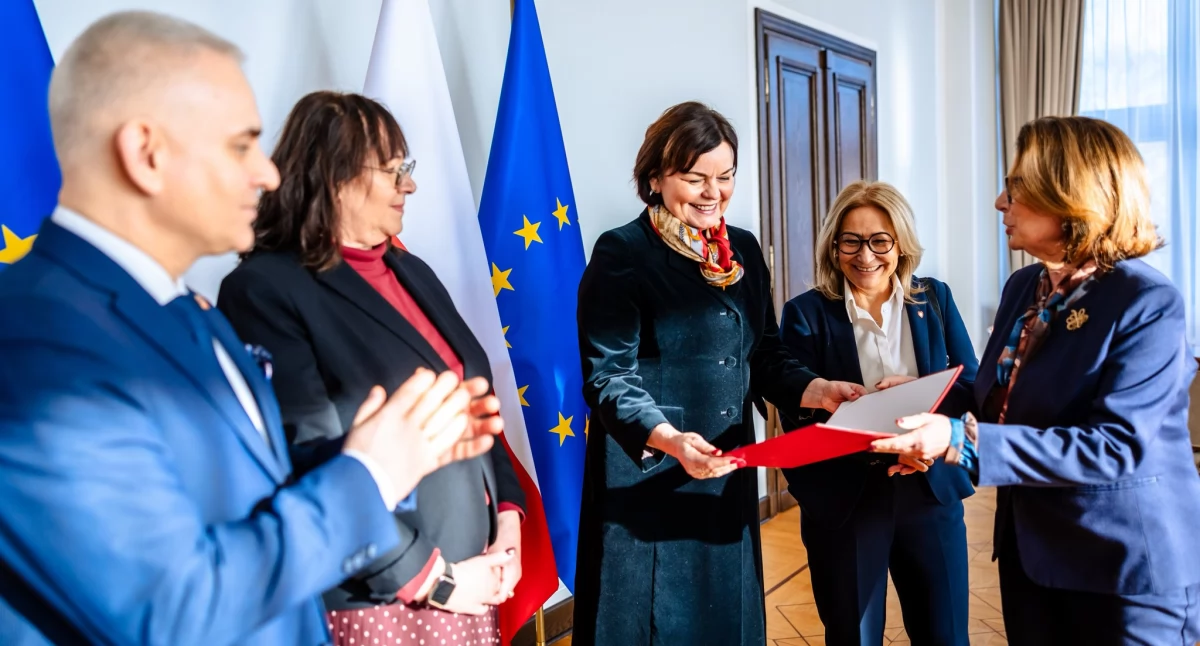 Uchwałę z rąk marszałek Senatu odebrali prezydent Piły Beata Dudzińska, posłanka Maria Janyska, starosta pilski Rafał Zdzierela oraz dyrektor Muzeum Stanisława Staszica w Pile Joanna Rychlik-Łukasiewicz (Fot. FB Senat)