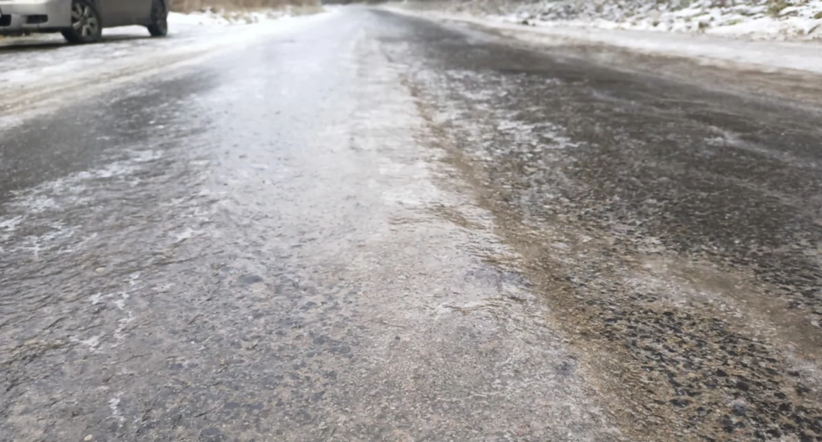 Gołoledź występuje na drogach w całym regionie (Fot. Agnieszka Świderska)