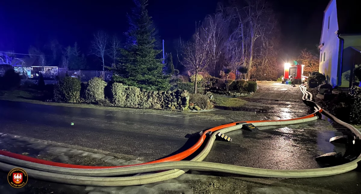 Trwa akcja strażaków w Kłosowie w gminie Wałcz (Fot. KP PSP Wałcz)