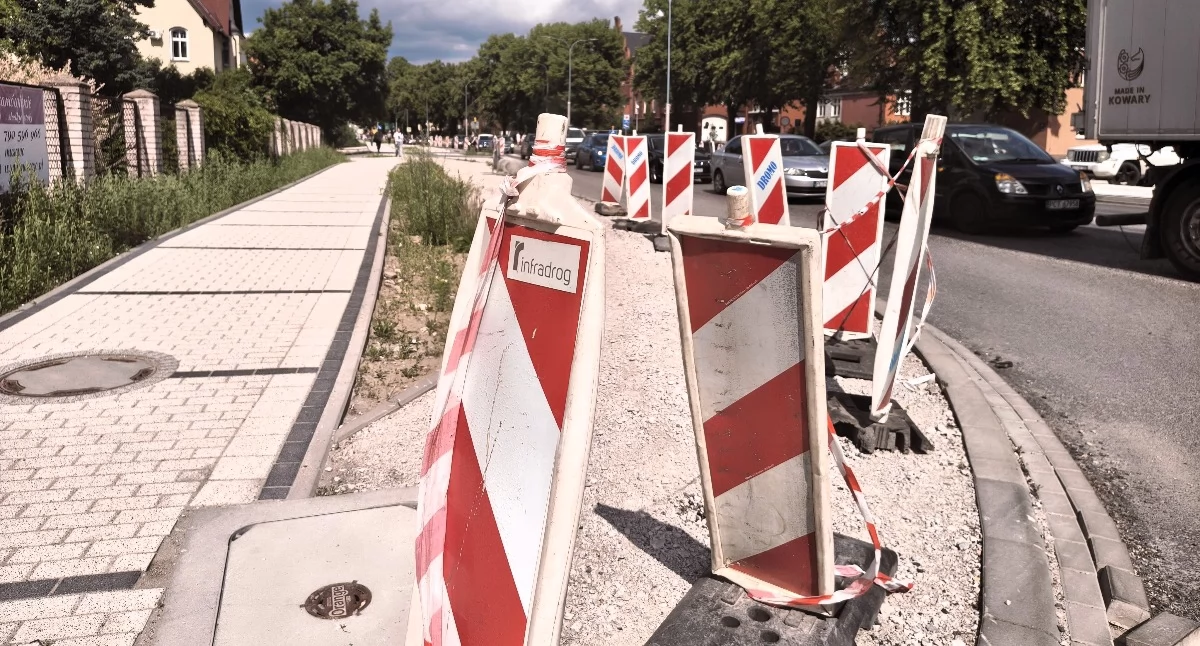 W najbliższych dniach  na ulicy Kościuszki w ciągu DW 182 będzie układana ostatnia już warstwa nawierzchni (Fot. Agnieszka Świderska)